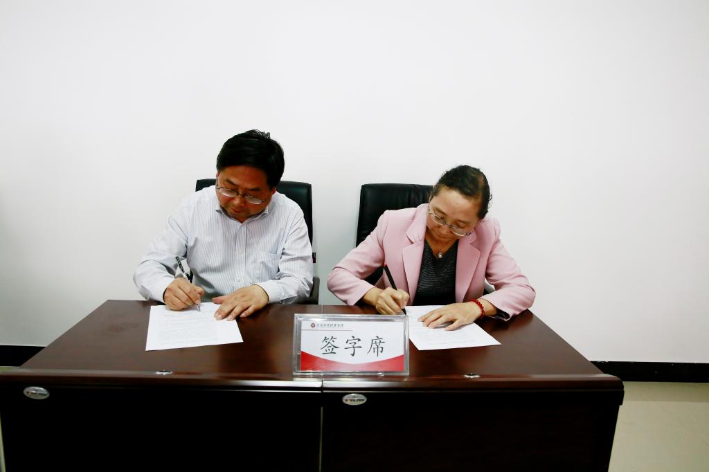 校长罗士喜与学院代表签订《tyc8722太阳集团城争创省级文明校园工作目标责任书》