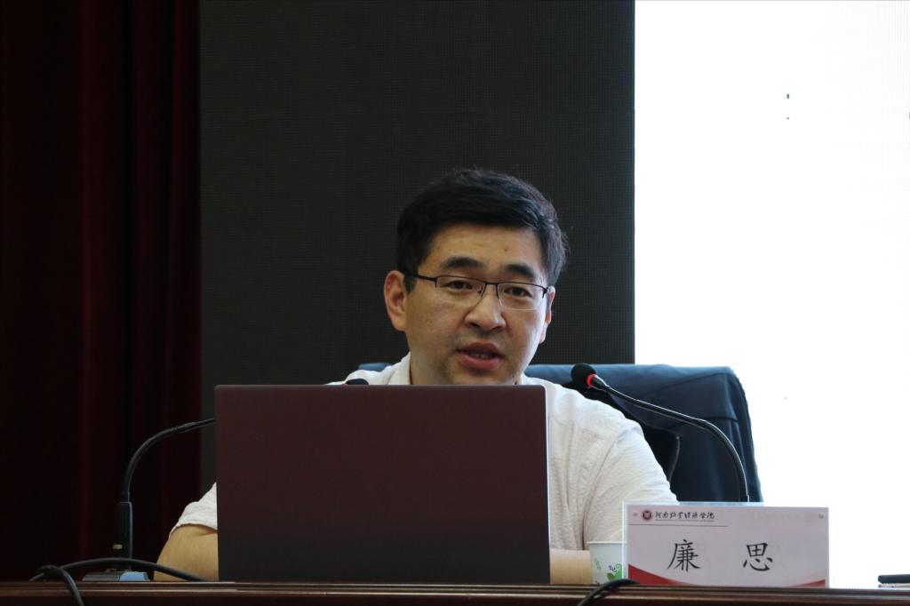 为我校“青马班”学员作专题报告